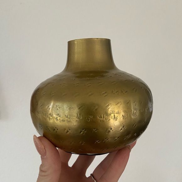 Brass hammered vase vintage vibes brushed gold patterned home decor boho modern - Picture 9 of 15